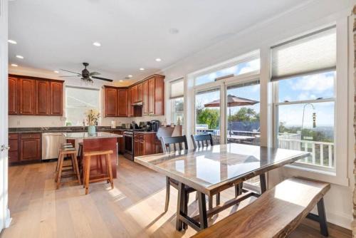 Zen Mountainside Retreat - Spa & Amazing Views! Hot tub, Fire pit & Decks