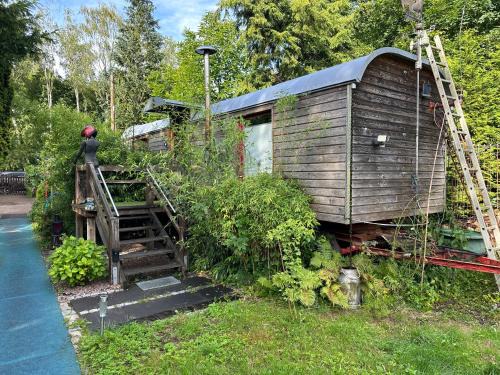 Zirkuswagen im Grünen