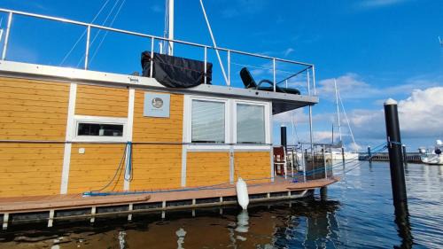 Knieper Nord Boat Rental | ÖKO Budget Hausboot Retreat Mondschein