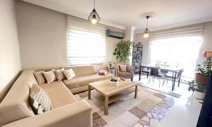 Yenisehir Apartment | Şehrin kalbindeki deniz manzaralı 3+1 ev