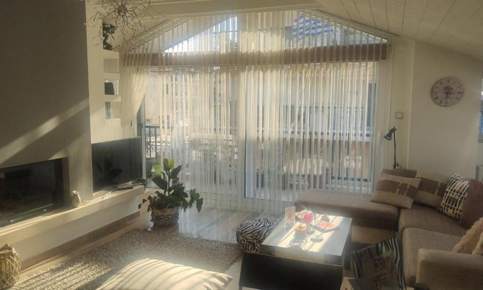 Xanthi Apartment | Ηλιόλουστη σοφίτα Scandinavian αισθητικής.