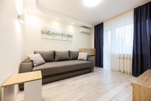 Dniprovs'kyi District Apartment | Апартаменти Дарницька площа