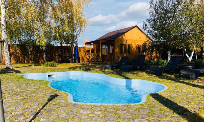 Darnyckyj House | Домик у озера с мангалом и террасой