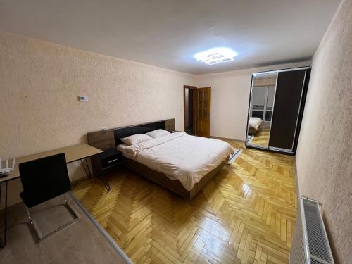 Berehove Apartment | Квартира трикімнатна