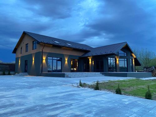 Vyzhnytsya House | Маєток на Озерах
