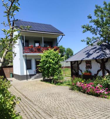 Yaremche House | "У Пасічника" Котедж для сім'ї