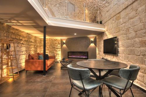 Artists Colony House | אבנים טובות