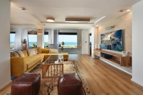 Nahariya Apartment | דירה על הים בנהריה LENNY TZIPORA by alta galilea