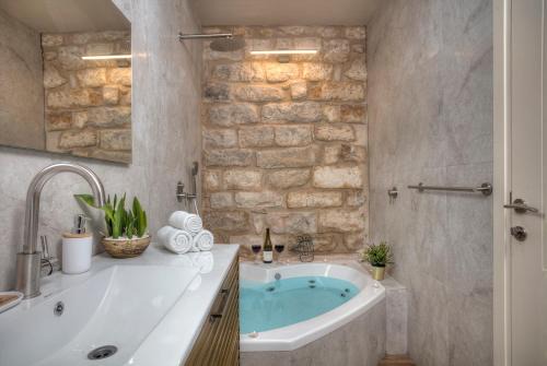 Safed Old City Apartment | חלום במערה - סוויטת יוקרה בעתיקה