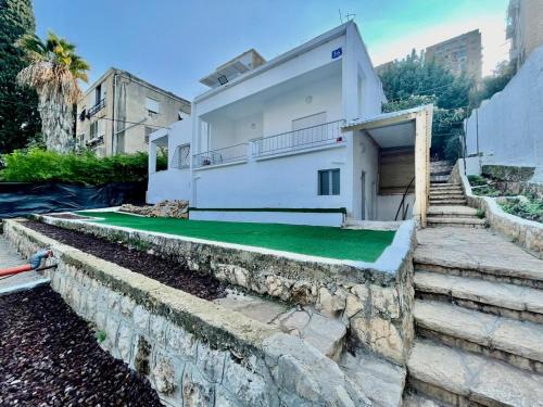 Haifa Apartment | יחידות אירוח נוף המפרץ