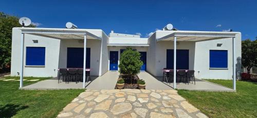 Ma'ayan Baruch Cabin | כחול ולבן