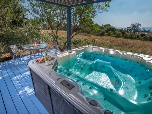 Ma'ale Gamla Apartment | נופש מרום - 4 בקתות כפריות עם בריכה, ג'קוזי וסאונה