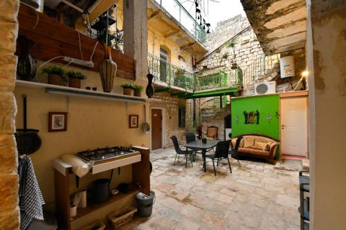 Artists Colony Apartment | צימר רבי מאיר