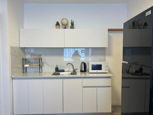 Tiberias Old City Apartment | תכלת על הכינרת Light blue on the Kinneret lake