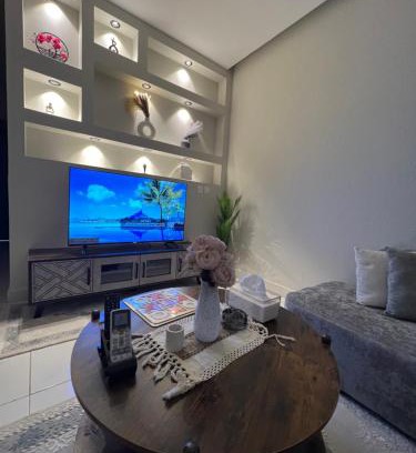 Unaizah Apartment | شقة بصالة مودرن وغرفة نوم
