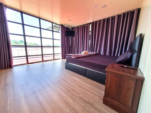 Chaiyo Boat Rental | แพรุ่งธารา ไชโย (Rungtara Houseboats)