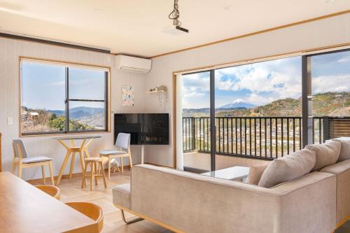 Izu House | 天然温泉-富士山パノラマビュー-プライベートデッキで非日常体験を-伊豆の温泉付き貸別荘-中伊豆noie