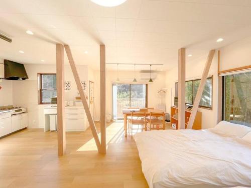 Hiekawa Apartment | 川の音を聴きながら非日常体験を-伊豆の川辺に佇む小さなアパート-一人旅歓迎