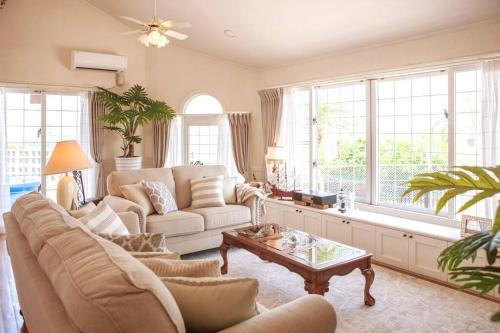 Konbu Villa | 東海岸の美しい海が見える!ラグジュアリーな大豪邸!