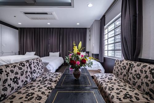 Dotonbori Apartment | 梟の宿 岛之内1号馆 步行300m至道顿堀!徒步5分钟日本桥站! 心斋桥8分钟 黑门市场15分种徒步圈内 !中央区古风民宅220平方5间房可住20人