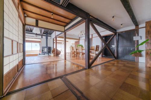 Okaya Apartment | 長野岡谷IC 5分,Private traditional Japanese house,貸切古民家,最大9名,ペットOK, 薪ストーブ