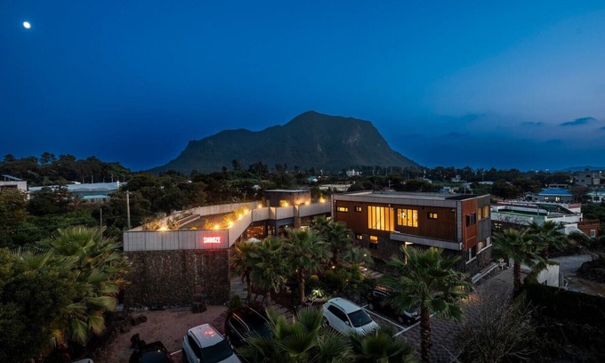 Andeok House | 앤스테이는 아시안 레스토랑 스누즈와 인접하여 食(식: 먹을 것)과 飮(음: 마실 것)을 오롯이 함께 즐길 수 있도록 구성한 宿泊 공간입니다.