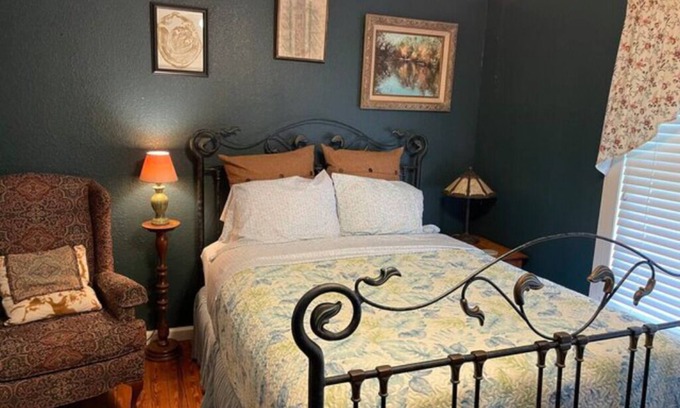 Inglis Apartment | 04) The Ocali Room w/queen bed