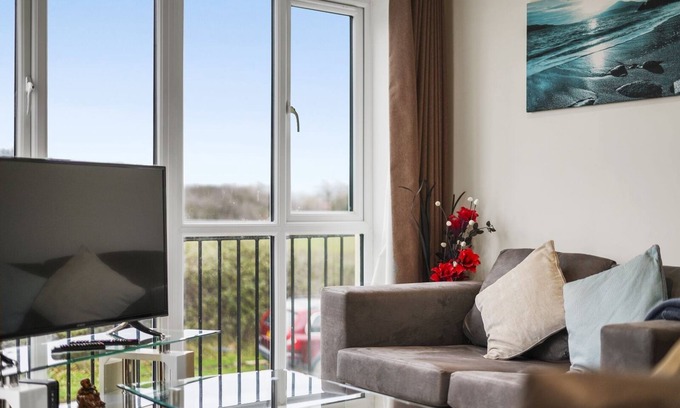 Stanwell Apartment | 06 - London Heathrow Living Serviced Apartments by Ferndale - Apt 06