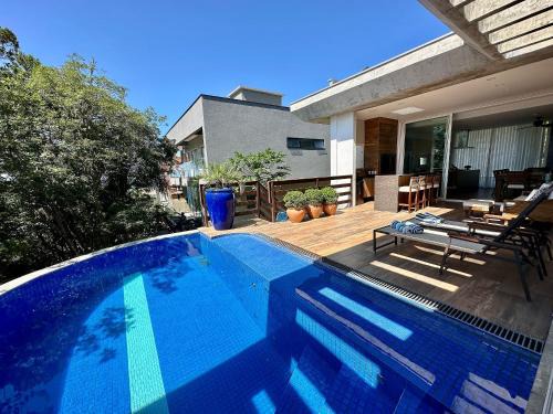 Centro House | 066 - Casa com piscina e vista ao mar para alugar em Bombinhas