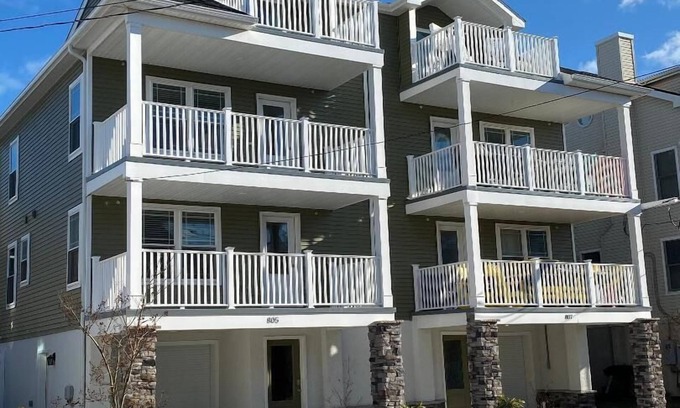North End House | 1.5 Blocks to Beach! Upscale 4BR/2BA Side-by-Side w/ELEVATOR-North Boardwalk