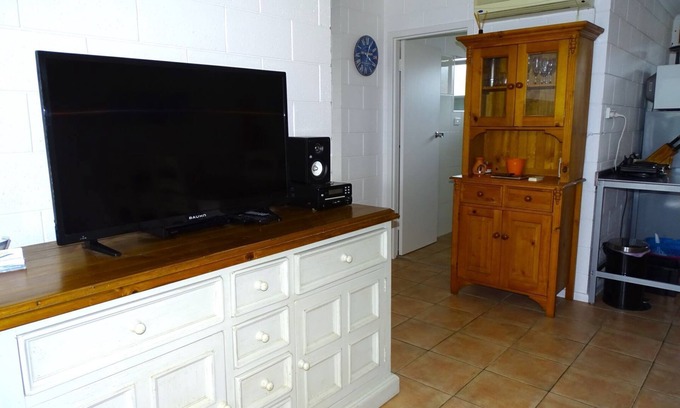 Port Vincent Hotel | 1/7 Cameron St, PT VINCENT (behind Gerimias) SLEEPS 5 ; 2 bedrooms - QN, Trio bunk BEDDING: Quilts and pillows provided (BYO all linen). Optional linen purchase @ $25 per person (1 week notice reqd) PROPERTY DETAILS: RC spli