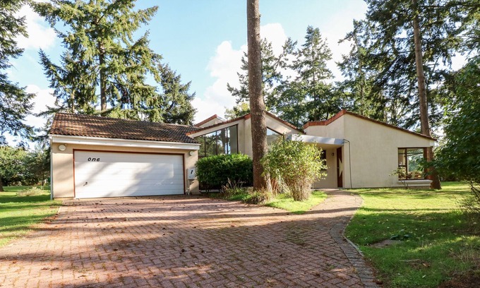 Thetford Cottage | 1 ALEUTIA GARDENS, family friendly, with hot tub in Thetford