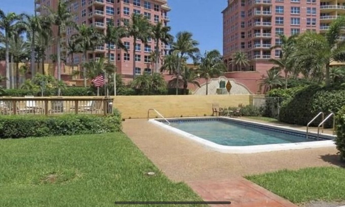 Dolphin Isles Condo | 1 B/R Condo - Prime Location & 1 Minute Walk To Ocean Beach, Restaurants & Bars