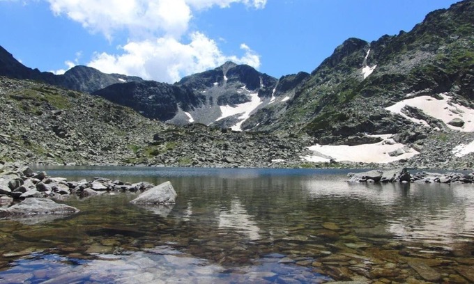 Borovets Apartment | 1 bed apartment in Borovets, 150m from the gondola, views down the valley