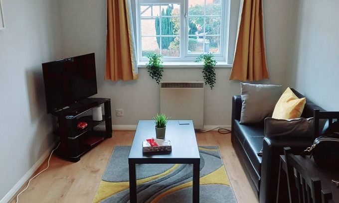 Whittington Apartment | 1-Bed Flat Parking WiFi Near AirForce Museum