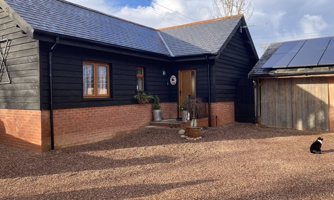 Ottery St Mary Cottage | 1 Bed Flat - Sleeps 4 - Garden - Parking - Wifi