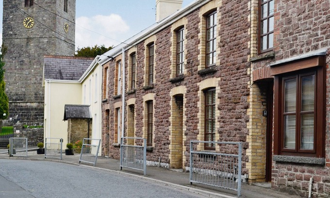 Pentre Gwenlais Cottage | 1 bedroom accommodation in Llandybie near Ammanford