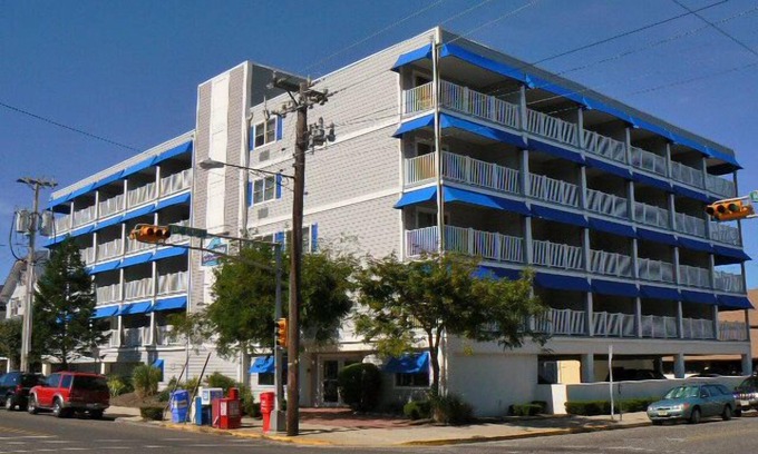 North End Condo | (1) Bedroom, (1) Bath unit close to the beach!