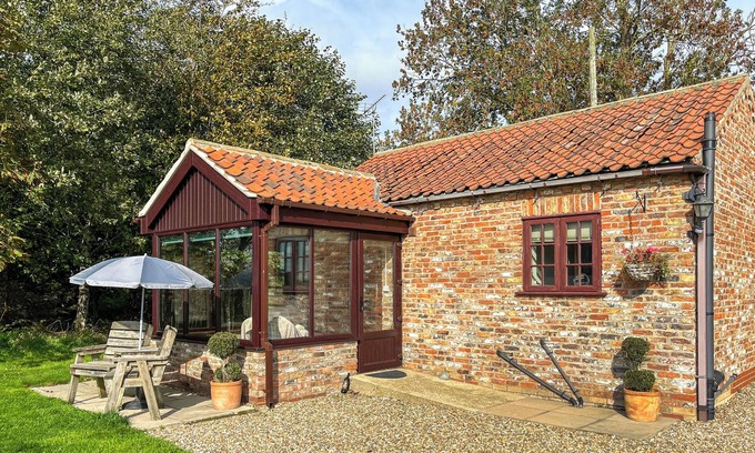 Kilnwick Cottage | 1 bedroom accommodation in Hempholme, near Brandesburton