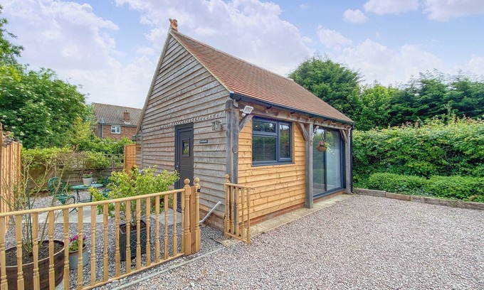 Mersham Cottage | 1 bedroom accommodation in Mersham, near Ashford