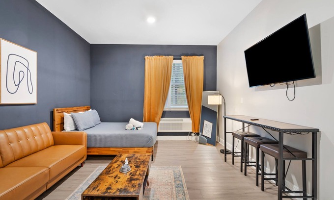 Grand Bay Apartment | 1 Bedroom Apartment at Oak + Fountain #12