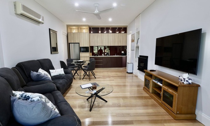 Burekup Bed & Breakfast | 1 Bedroom Lodge - Henty Lodge