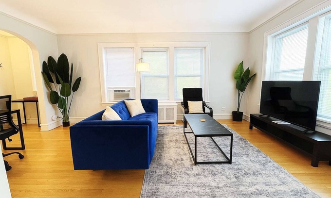 Skokie Apartment | 1-Bedroom Pad | Cozy + All-Set