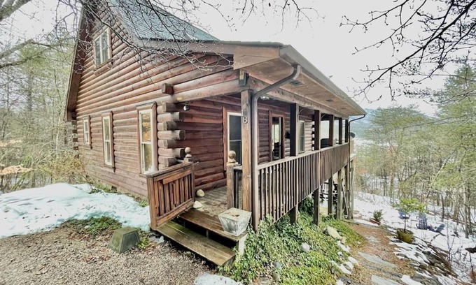 Vein Mountain House | 1 bedroom with a loft and hot tub cabin 45 minutes to Asheville