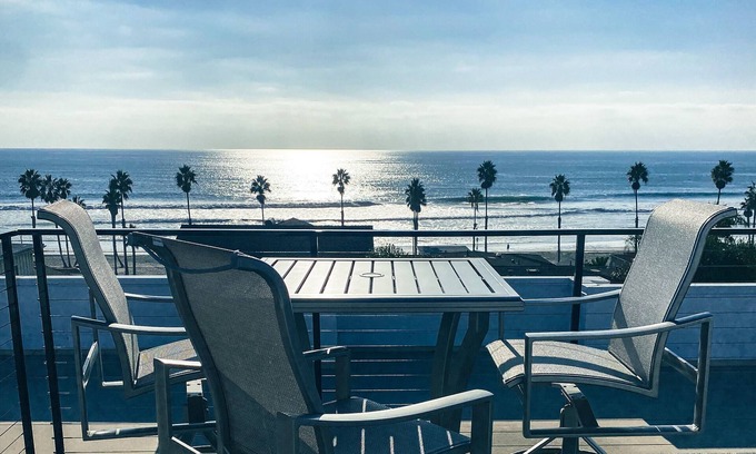 Townsite Condo | 1 Block to Beach, Newly Renovated 2/2 Beach Resort Condo w/private patio & pool