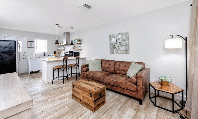 New Port Richey House | 1 block to dwnt/7min to beach/King bed/Free parking