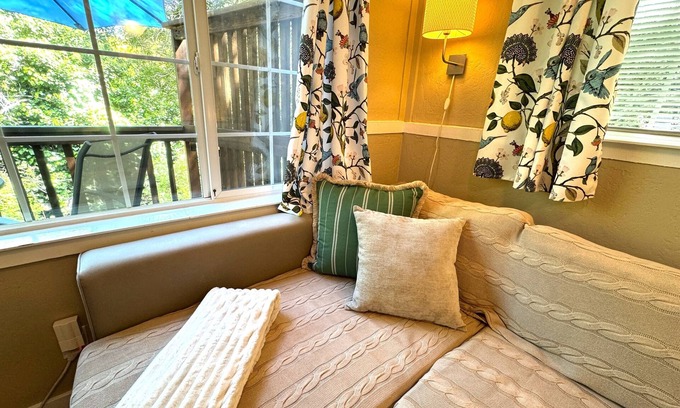 Country Club Cottage | 1 BR creek cottage for longer visits w washer/dryer