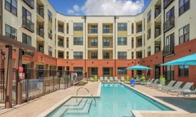 Downtown Apartment | 1 BR Rental Unit* W/Skyline View* Free Parking