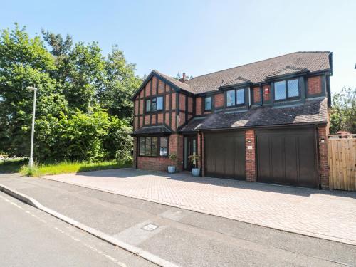 Poole House | 1 Charlotte Close