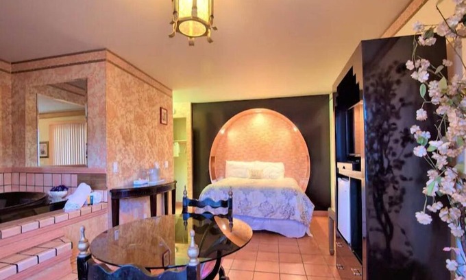 Yucca Valley Hotel | 1 King Bed Jetted Tub Non-Smoking(Theme2 -Persian ,Roman, or Oriental Theme)